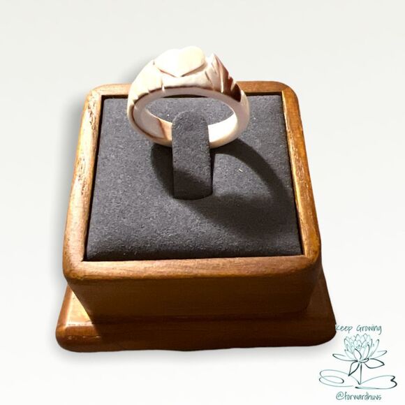 Handmade Hawaiian Carved Heart Seashell Ring Size 8 - Picture 3 of 9